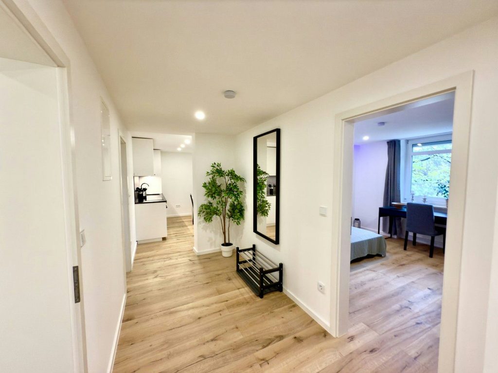 Eingangsbereich einer sanierten Wohnung mit Blick in den Wohnraum