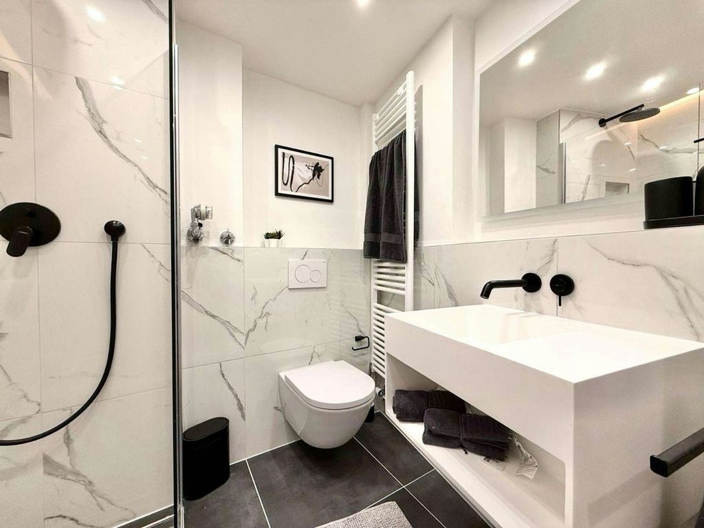 Modernisiertes Badezimmer mit bodengleicher Dusche